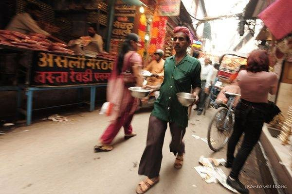 Người bán đồ ăn ở Old Delhi, Ấn Độ