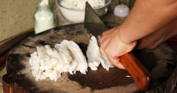 Những sợi phở được cắt bằng tay.