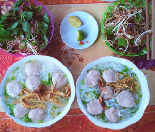 Những viên mọc to trong tô bún Kim Sơn.