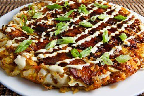 Okonomiyaki với nhiều loại nguyên liệu khác nhau. Ảnh: SparkRecipes