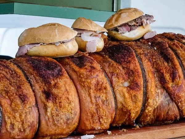 Panino con porchetta thường được bán trong những chiếc xe sơn màu trắng ở Umbria, Tuscany, Lazio, và Abruzzo. Thịt lợn porchetta được rút xương rồi ướp muối và các loại gia vị, sau đó cuộn lại và nấu nhỏ lửa.