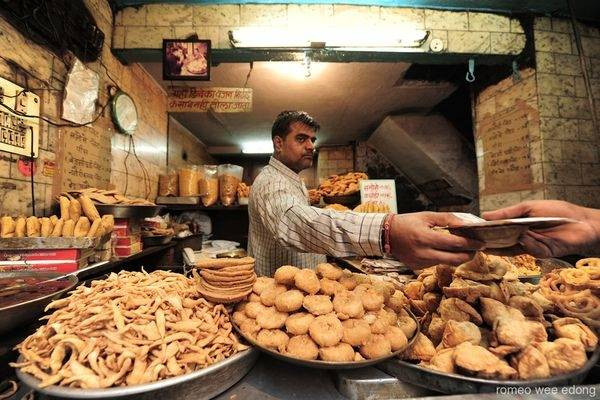 Quầy bánh phong phú tại Old Delhi, Ấn Độ