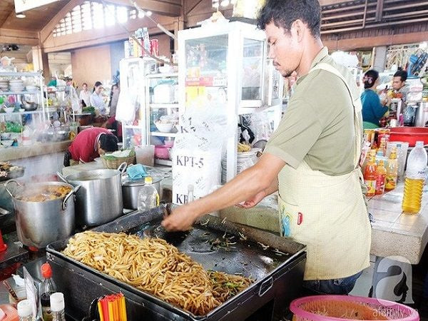 Quầy mì xào tại Phnom Penh.