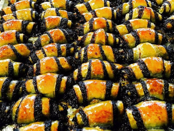 Rugelach - bánh ngọt cuộn tròn với nhân đa dạng.