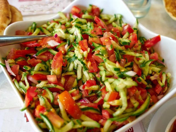 Salad Israel - món sald tươi mát với cà chua, dưa leo và nước cốt chanh.