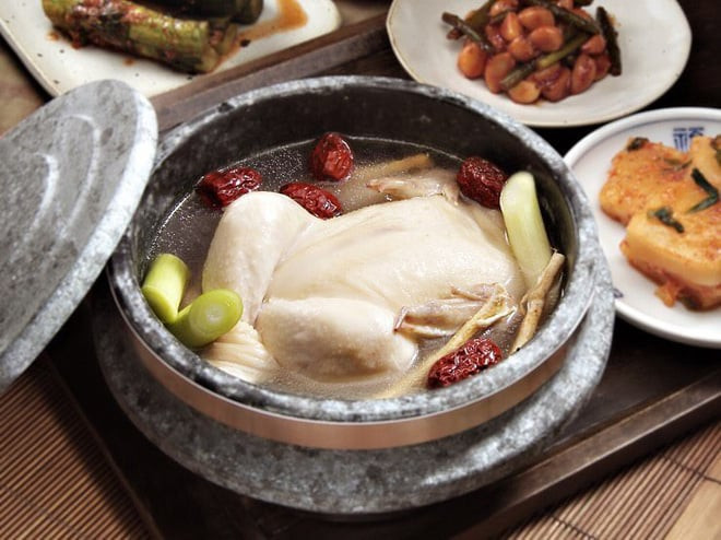 Samgyetang – gà hầm nhân sâm bổ dưỡng