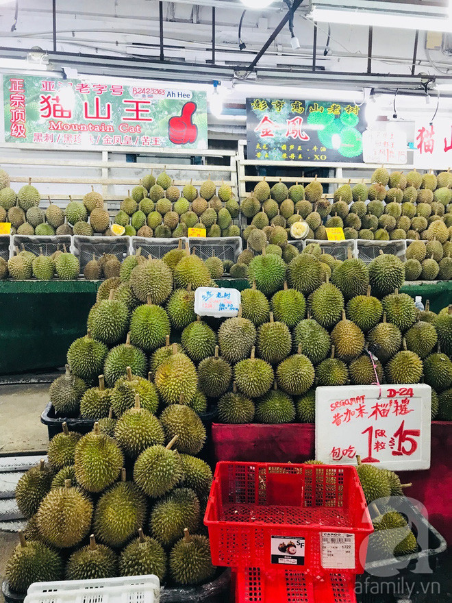 Sầu riêng phong phú ở Singapore, từ giá cả đến hương vị.