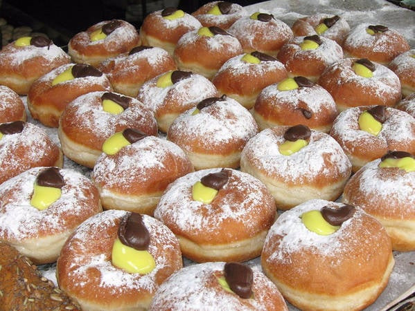 Sufganiyot - bánh rán với nhân kem và sô cô la.