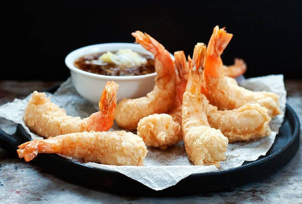 Tempura với lớp vỏ chiên giòn hấp dẫn. Ảnh: Andrew Zimmern