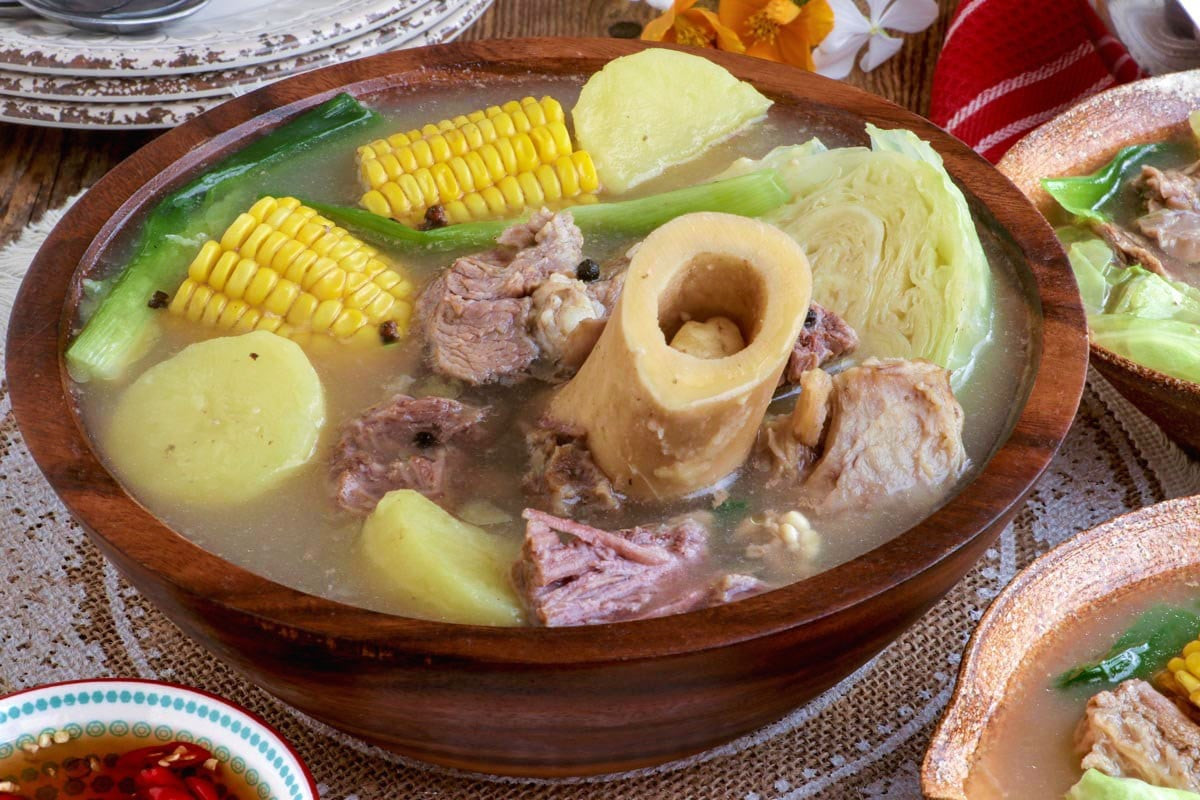 thịt bò ninh trong món Bulalo